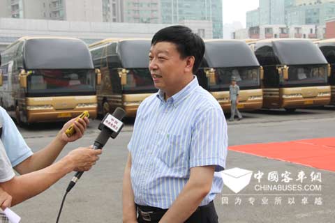 中国青年汽车总裁庞青年接受中央电视台记者采访