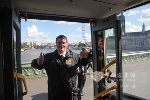 英国大巴士公司司机竖起大拇指称赞安凯客车