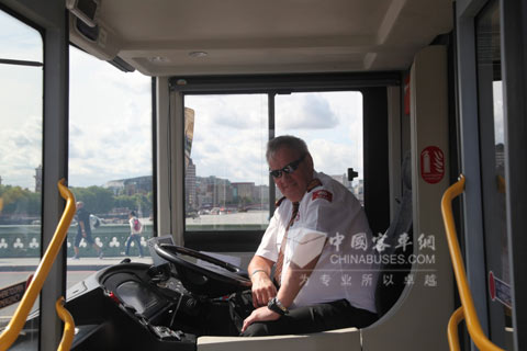 英国大巴士公司司机在安凯双层车上拍照