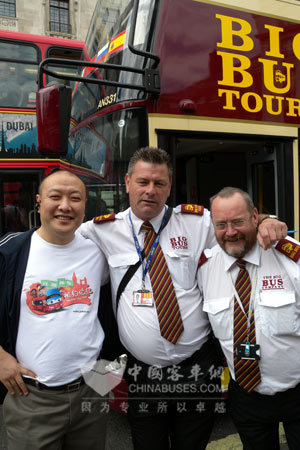 游客与英国大巴士公司司机合影
