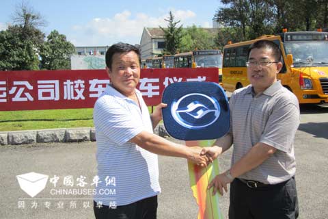 新民市汽车客运公司副总董建新与黄海客车领导交接车钥匙
