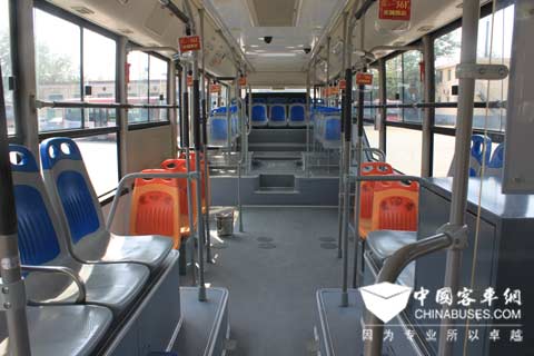 宽敞明亮的车厢内部