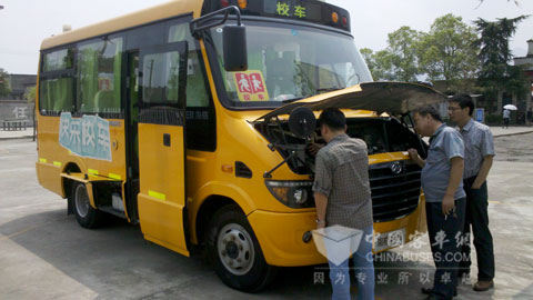 海格工程师仔细检查校车
