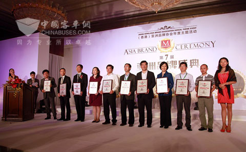 中通副总经理宓保伦（右六）在亚洲盛典颁奖典礼现场