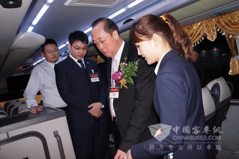 泰国开泰银行第一副总裁Kin Chong Choi先生参观扬子江客车