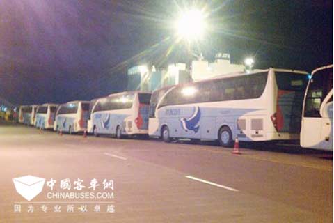 出口安哥拉的亚星公路客车连夜启程