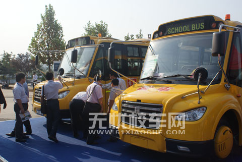 客户参观中通展车