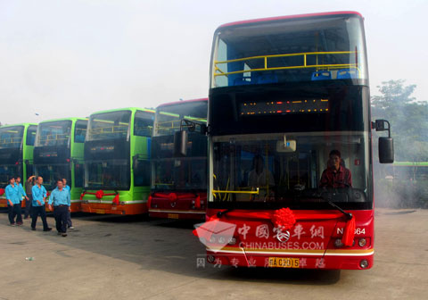 靓丽的金旅双层空调巴士离开会场,驶向南宁街头