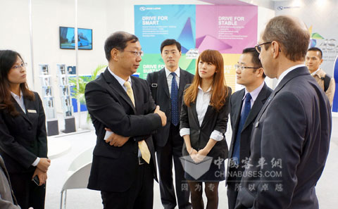 中国驻德大使史明德莅临大金龙IAA展台参观