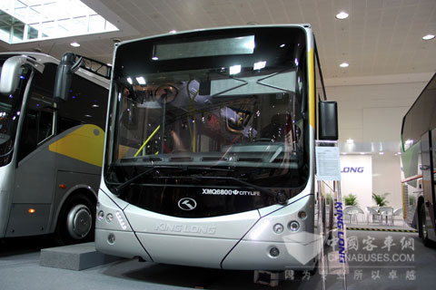 大金龙IAA车展发布的新车型8米三门低地板公交车XMQ6800AGD