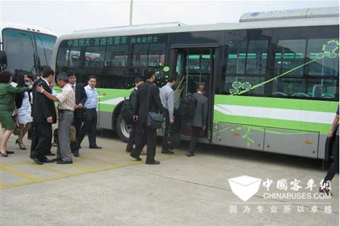 赣台会期间众多台商来到百路佳客车参观纯电动巴士