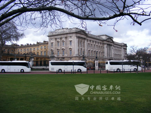金龙客车畅行全球80多个国家和地区,图为金龙客车在英国白金汉宫