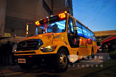 金龙"智慧校车"XMQ6100ASN4亮相中山站活动