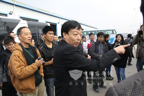 青年汽车集团董事局主席总裁庞青年介绍5分钟充电公交客车