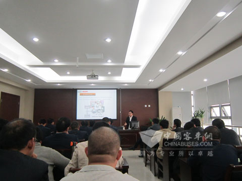 海格工程师正在进行新能源公交培训