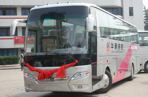 亚星客车YBL6125H燃气版豪华公路客车
