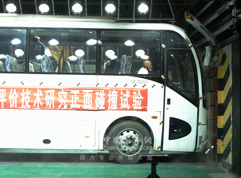 今年2月，大金龙完成“中国客车正面第一碰”的试验