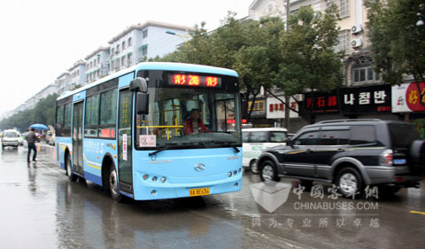 正式在临安投入运营的大金龙公交车