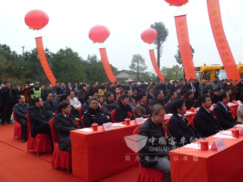 百辆校车新春首发仪式隆重现场