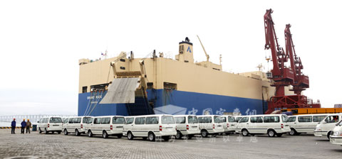 1200辆金旅轻客日前在厦门现代码头装船出海，运往埃及
