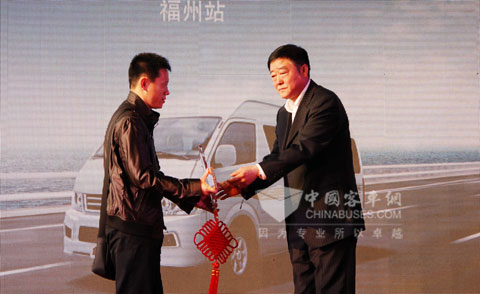 大金龙轻客事业部副总经理邵恩瑞向金龙凯歌首位车主交接金钥匙