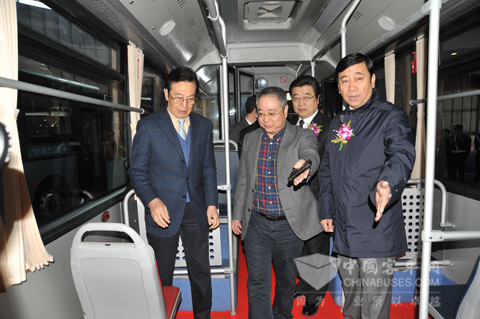 扬子江全新18米大容量铰接客车亮相南京车展