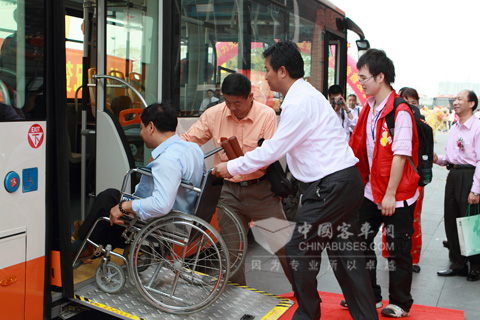 行动不便者乘坐福田欧辉城市客车,出行方便又快捷
