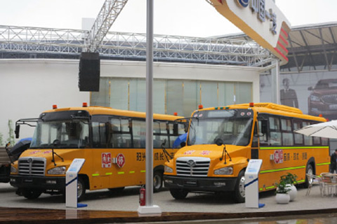 一汽在上海车展上展出两款校车