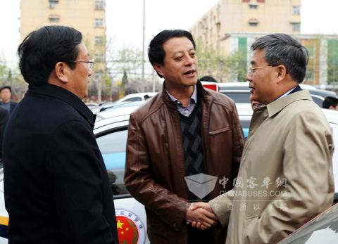 调研期间，山东省代省长郭树清(右一）、聊城市市长王忠林（左一）与中通客车总经理孙庆民（中间）亲切交谈