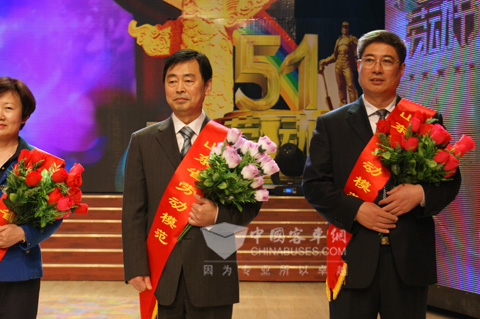 中通客车董事长李海平（中间）在劳动模范颁奖典礼现场