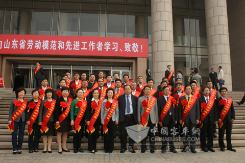 中通客车董事长李海平（第二排左二）与其他劳动模范合影