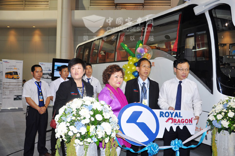 大金龙海外销售总监谢卫国（右）向泰国用户现场交付车辆
