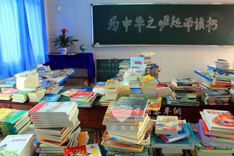学校老师正在整理此次捐赠的书籍