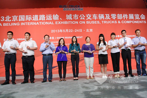  申龙蝉联2013中国道路运输杯三项大奖