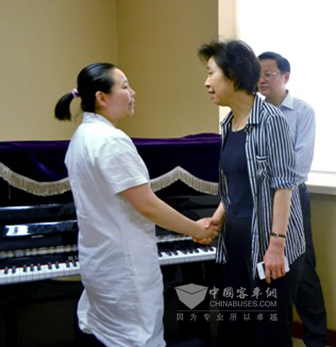 　全国残联常务理事长王乃坤与盲人钢琴师、按摩师交谈