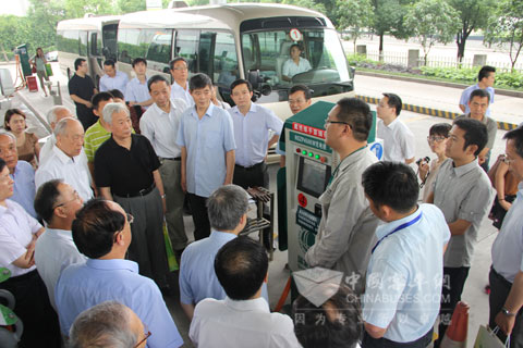中国工程院领导调研快速充电电动客车