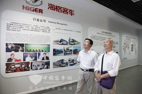 中国汽车工业资深专家陈光祖（右）与海格客车总工程师邱峰（左） 