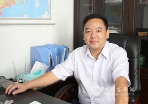 重庆旅景旅游汽车客运有限公司技安部经理蔡世村接受记者采访