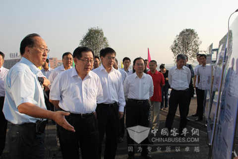 科技部万钢部长（左二）、张来武副部长（左三）、重庆市副市长吴刚（左四），听取了恒通电动客车总经理邓平（左一）工作汇报