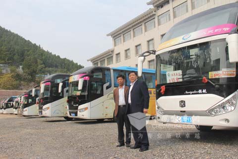 山东舜发旅游公司总经理徐拥军(左)与十艺节交通保障部车辆调度处副处长崔建(右)