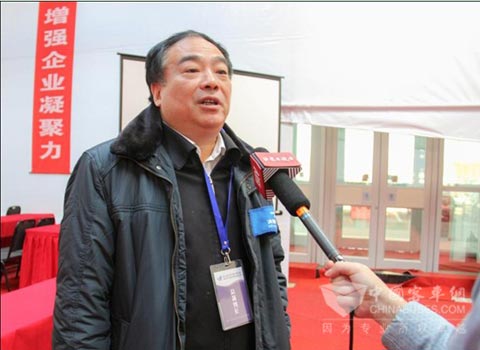 　　总裁判长谭衡鸣接受记者采访