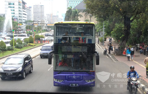 　亚星双层巴士行驶在雅加达最繁华的路段