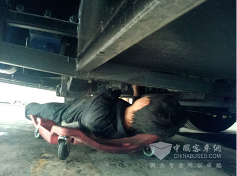 　亚星售后人员在深圳进行车辆检查