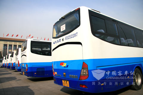 　　2014年3月3日，一年一度的全国两会在北京隆重召开，在这个举世瞩目的大舞台上，为人大代表和政协委员提供服务的两会用车自然也站在聚光灯下，成为北京人民大会堂前一道独特风景。作为提供两会用车服务的老兵，宇通客车已经连续10年服务两会，在此前9年的服务历程中凭借注重细节、创新跟踪车辆运行的保姆式服务保持着"零抛锚、零故障、万无一失"的成绩，今年将再次以贯穿会前会中的保姆式服务践行着对两会的承诺。   　　据了解，此次承担两会保障服务的宇通客车共有55台，是历年宇通服务两会用车中车辆最多的一次，车型是在历年两会上"服役"的宇通ZK6127H、ZK6908H和莱茵之星ZK6120R41。这些车外观时尚大气，内部装饰豪华，集安全性、舒适性、环保性，以及美观性为一体，曾在党的十八大和北京奥运会等重大活动中表现十分出色，得到首汽、北汽和新月三家客运企业的一致肯定和好评。   　　服务全国两会的宇通客车   　　会前准备工作精细入微   　　为了做好两会服务保障工作，宇通在会前已集结了包括服务站在内的30余人，做好了所有服务包括备件的准备工作，一车一单，谁检查谁处理谁签字，建立责任可倒查的追究机制，确保了所有参会车辆的完好状态。   　　"今年宇通两会用车的服务人员很多，首汽、北汽、新月的服务站人员，包括宇通在北京的全部服务人员都上了。"李正卿表示："我们在每个代表和委员驻地都有点，每个点都至少有1个专职人员，进行点到点服务，每天都要在现场，还要做非常多的应急预案来应对可能的突发状况。"   　　在备件保障上，针对上会车型，宇通至少是N+1的备件储备，会议期间还有一辆备件应急车随时待命。"现在所有的备件都已经在中心库和服务站了，而且备件我们平时就准备得很充足。"李正卿说："其实以往年的情况来看，这些备件都没有用上，因为之前的准备工作都做得很细了，所以会议期间就不需要了。但是为了以防万一，该准备的还是要准备。"   　　宇通客车以保姆式服务保障畅行无忧   　　另外，"检查项目比往年更细"是李正卿对今年两会服务工作的感受之一，除了常规的安全检查外，宇通保障团队还会仔细检查座椅、乘客门、电磁阀、暖风、传动轴、电瓶等附属件和有可能影响行驶的重点部位。   　　会中跟踪服务随叫随到   　　两会期间，宇通服务人员配合首汽、北汽、新月对全部参会车辆进行一日三检，，点到点服务，出现问题3分钟内到达车辆现场，确保及时快速解决，并记录每天的车辆运行情况。。   　　今年宇通需要服务广西大厦、河南大厦、北京饭店、金霖饭店、铁道大厦等9处人大、政协代表驻地。为确保服务品质，宇通派出专业人员定点跟踪车辆运行，服务保障体系全天24小时待命，随叫随到，如遇故障可以第一时间快速赶到并及时进行处理。每位驻地服务人员每天都要主动向负责人汇报情况，保证两会服务保障工作圆满完成。周到细致的跟踪服务不仅体现了宇通人强烈的责任意识和严谨的工作态度，也从行动上传递出宇通人对全国两会的高度关注和鼎力支持。   　　对于宇通而言，服务"两会"既是光荣的使命，又是一次对企业实力的全面检阅。"两会"服务用车对车辆品质和安全等方面都有严格的要求，需要综合考虑品牌形象、产品性能、服务能力等指标，通过层层筛选才能最终确定。目前宇通已经连续10年被选中服务"两会"，充分体现了企业的强大实力以及产品所受到的信赖和广泛认可。相信2014年，宇通将用优质的客车和服务为"两会"的顺利召开保驾护航，在这场事关国家未来发展的大会中充分展现出中国客车领导品牌的独有风采。