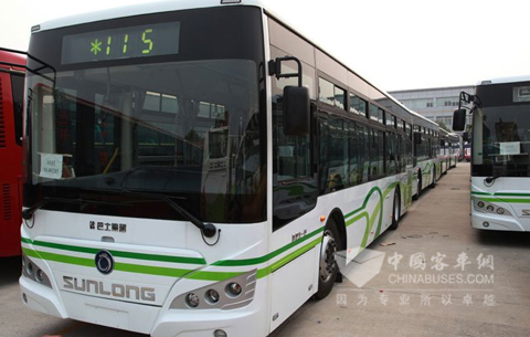  100辆申龙新型公交交付上海巴士