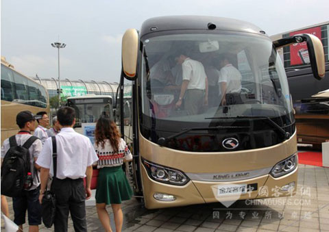 福汽集团领导和汽车行业专家参观小龙威