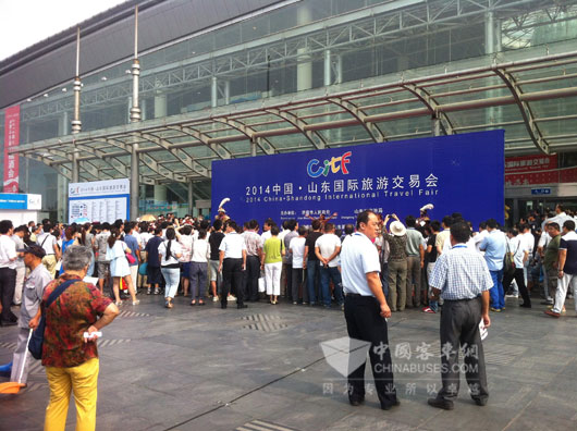 人头攒动的展会现场