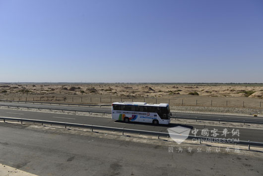 宇通客车穿越沙漠公路