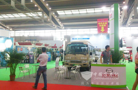 五洲龙物博会主题展台(展车为FDG6600EV纯电动公务车)