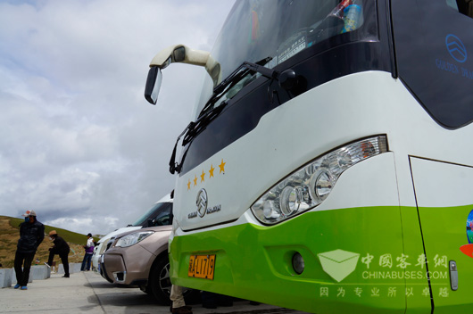 行走高原的金旅客车